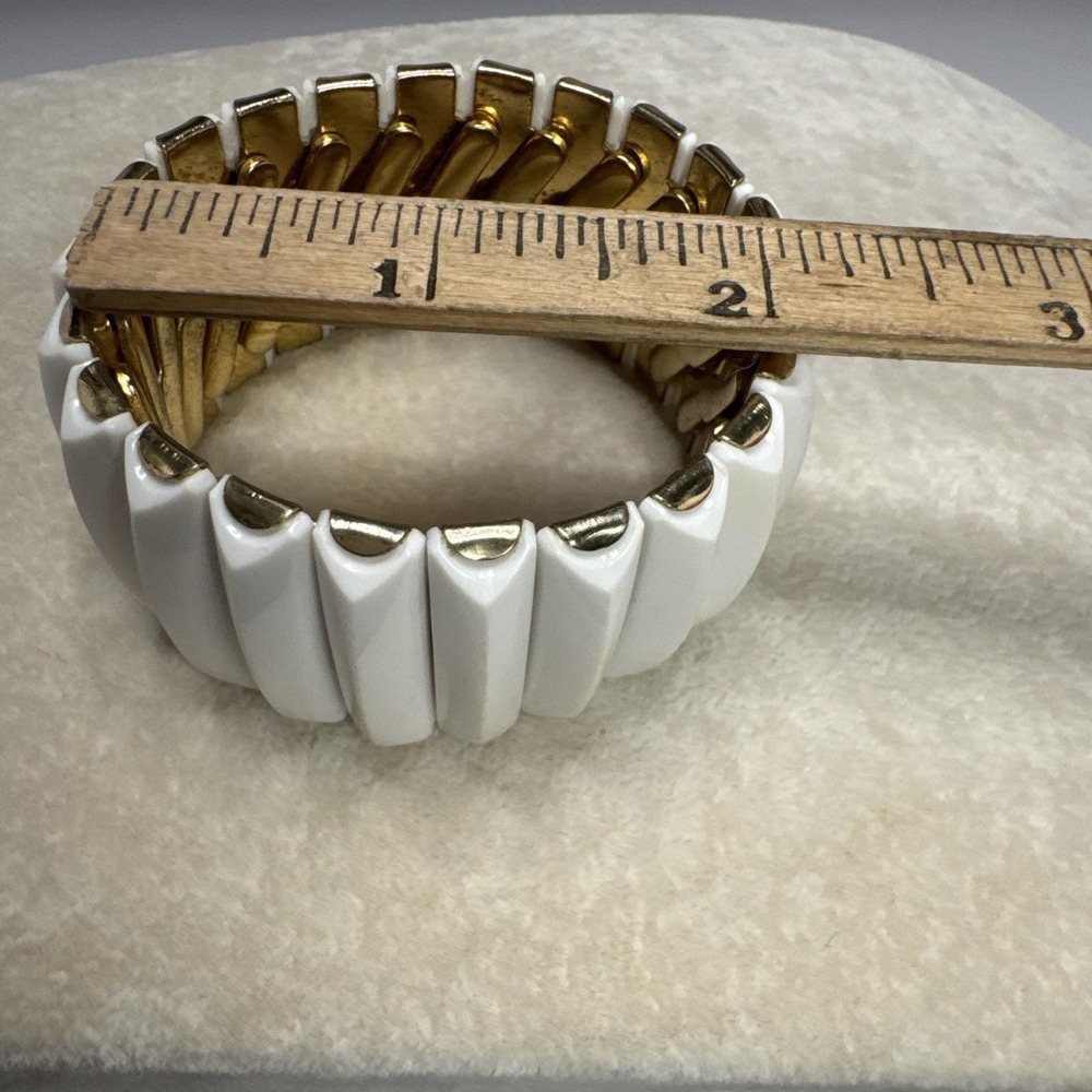 VTG Wide Gold Tone White Thermoset Acrylic‎ Faceted Expansion Bracelet - Picture 6 of 7
